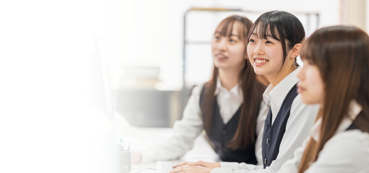 講義を受ける笑顔の女性