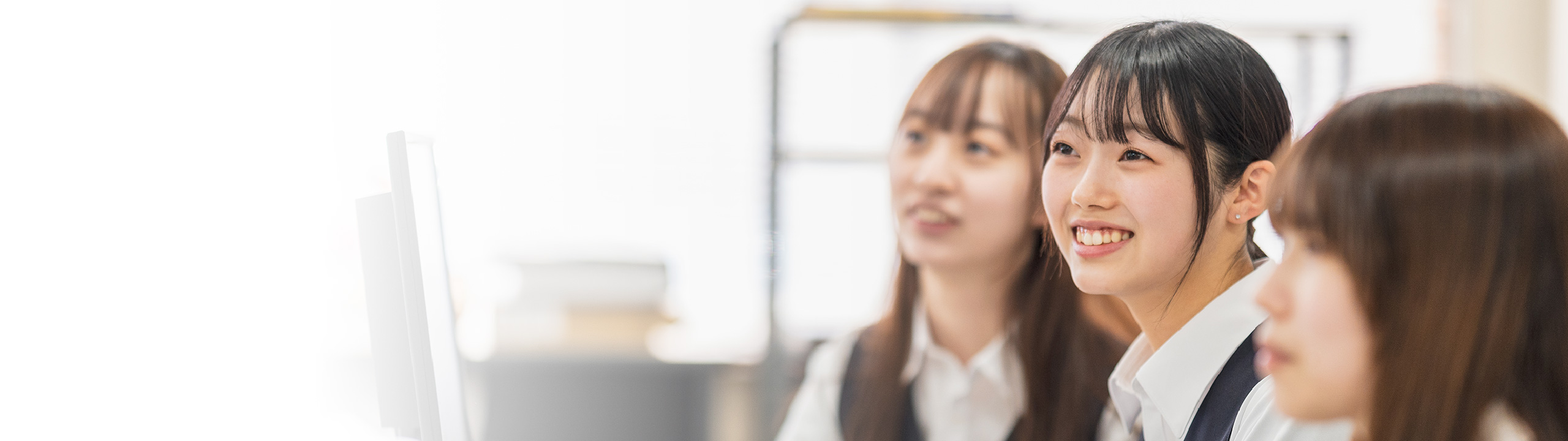 講義を受ける笑顔の女性