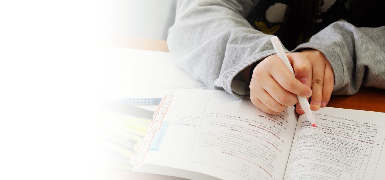 勉強をする人の手元