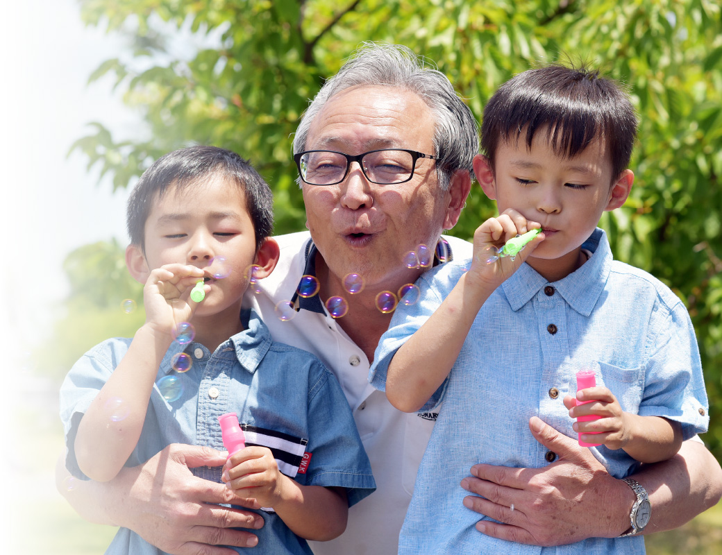 祖父と孫の楽しそうな写真